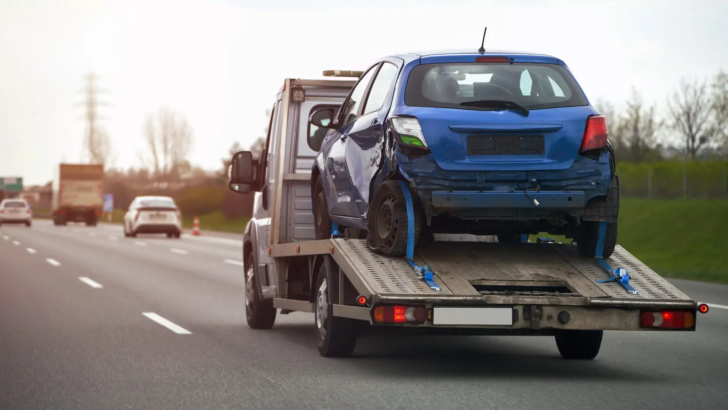Defektes Auto auf Transporter